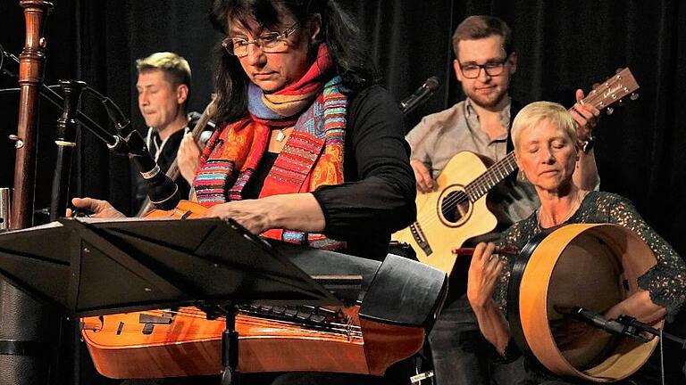 Mit einem abwechslungsreichen Programm und vielfältigem Instrumentarium begeisterte &bdquo;Solid Ground&ldquo; mit Sängerin Simone Papke (rechts) im Schüttbau in Rügheim.