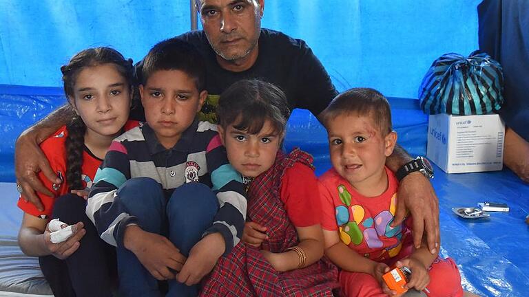 Shahed (links) mit ihrem Vater und ihren Geschwistern