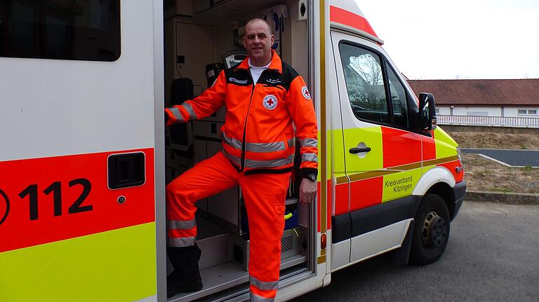 Der Volkacher Sanitäter Bernd Pfaff in einem Rettungswagen.