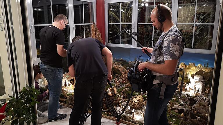 Das Fernsehteam des Bayerischen Rundfunks bei seiner Arbeit im Anwesen von Konrad (links) und Elke Werner in Wollbach.