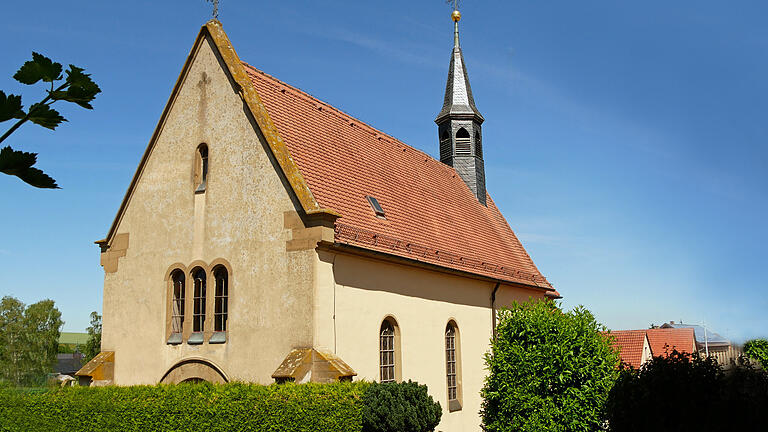 Die Kirche Sankt Nikolaus in Rupprechtshausen mit ihrem Friedhof darum herum soll barrierefrei zugänglich werden.