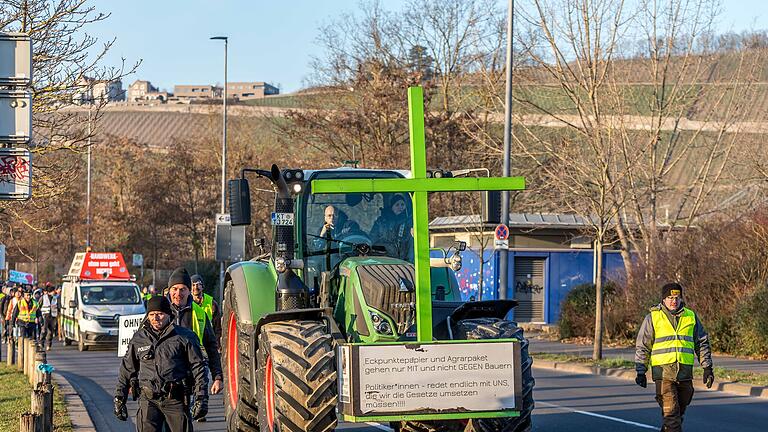 Bauernproteste in Würzburg: Landwirte und Landwirtinnen laufen am Mittwoch (10.01.24) nach der Kundgebung an den Mainwiesen durch die Würzburger Innenstadt. Hier in der Mainaustraße.