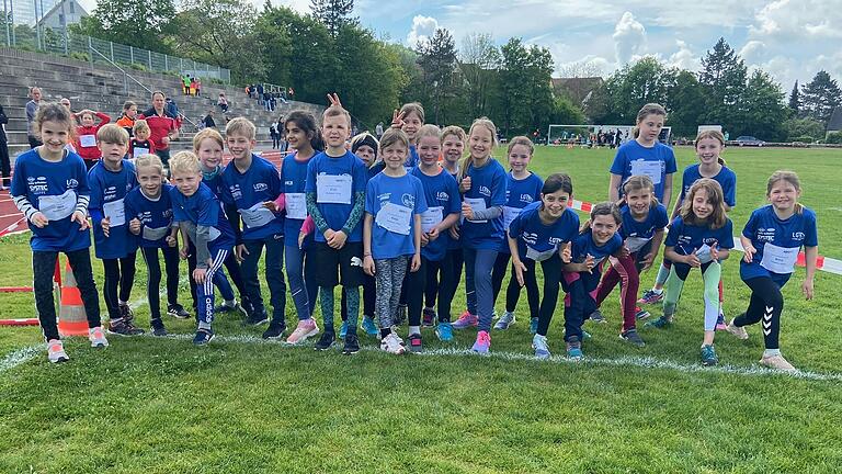 Beim Leichtathletik-Kindersportfest in Karlstadt: Die Jungen und Mädchen der LG Main-Spessart haben sich vor ihrem Wettkampf in den Biathlon-Staffeln an der Startlinie aufgestellt.&nbsp;