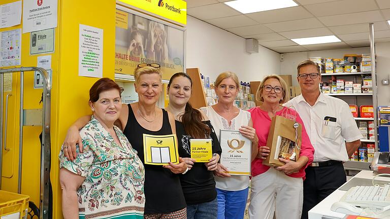 Im Bild (von links): Gina Bozgan, Gabi Köhler, Nadin Dathe, Marion Schrode, Karola Treml-Schott (alle Team Filiale), Volker Fenn (Vertriebsmanager Deutsche Post)