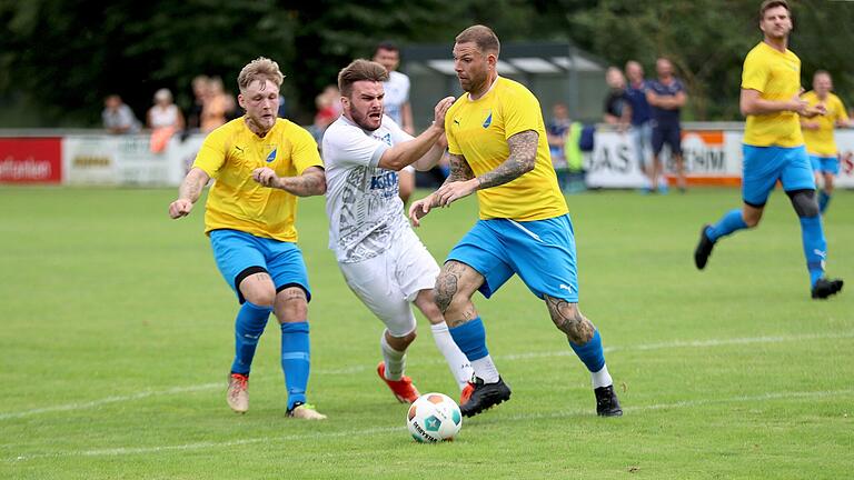 Kleinsteinachs Routinier Sebastian Keß (rechts, gegen den Unterhohenrieder Martin Häußinger) behielt mit seinem FC klar die Oberhand.