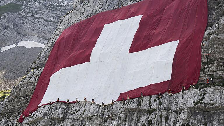 Alpinunfall auf dem Säntis       -  Anfang August wird am Säntis eine riesige Schweizerfahne zum Nationalfeiertag angebracht und danach wieder abgebaut. Höhenarbeiter beteiligten sich am Rettungseinsatz.