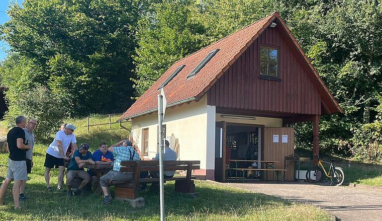 Im Ortsteil Dürrnhof warteten mehrere Bürgerinnen und Bürger, um ihre Planung für eine Toilettenanlage neben dem Dorfgemeinschaftshaus vorzustellen.