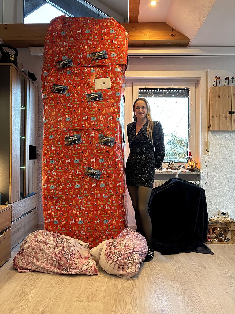 Sandra Junker aus Gaukönigshofen ahnte an Weihnachten zunächst nicht, welches Geschenk sich in dem roten Turm im Wohnzimmer verbarg.