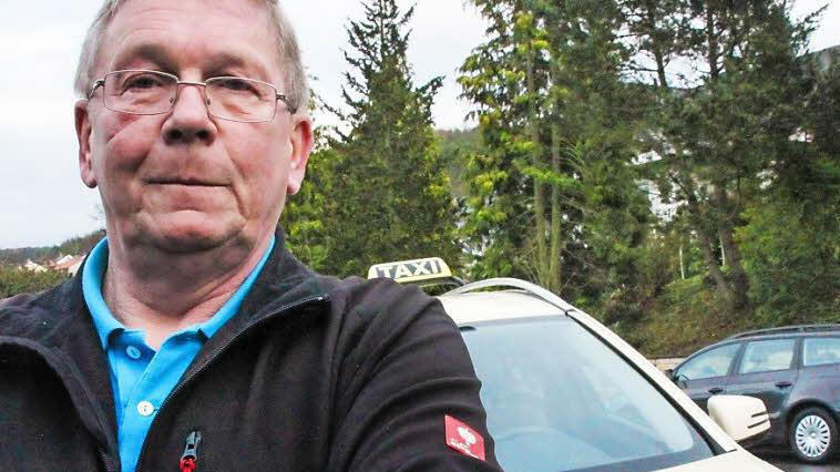 Taxifahrer Ullrich Beck sieht die Sache mit dem Mindestlohn immer noch mit gemischten Gefühlen.  Foto: Anja Greiner       -  Taxifahrer Ullrich Beck sieht die Sache mit dem Mindestlohn immer noch mit gemischten Gefühlen.  Foto: Anja Greiner