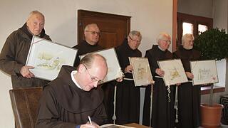 Abschied aus Dettelbach mit einem Eintrag ins Goldene Buch der Stadt für (vorne) Bruder Konrad Haas und hinten von links: Pater Berthold Türrfs, Pater Johannes Strobl, Bruder Martin Domogalla, Pater Alexander Weissenberger und  den Guardian Pater Richard Heßdöfer.