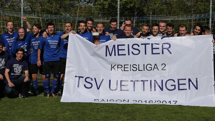 Meister der Kreisliga Würzburg 2 – der TSV Uettingen: (hinten von links) Hannes Weimer, Alexander Brehm, Jens Leibold, Lukas Weimer, Sebastian Huller, Kai Fleischmann, Florian Väthröder, Ulli Bieber, Kai Schlessmann, Manuel Scheller, David Beyerlein, Lukas Meyer, (dahinter verdeckt) Max Fleischmann, Julian Hellmann, Jonas Fleischmann, Alexander Steigerwald, Timo Geiger, Manuel Bachmann, Sebastian Bieber, Philipp Geiger, Leroy Fuchs, Trainer Frank Meckelein, Abteilungsleiter Patrick Friesacher, (knieend) Betreuer Jay Osborne und Maximilian Huller. Es fehlt Kevin Ille, der die Mannschaft zur Halbzeit im Spiel gegen Steinfeld/Hausen/Rohrbach verlassen musste, weil er Dienst bei der Polizei hatte.