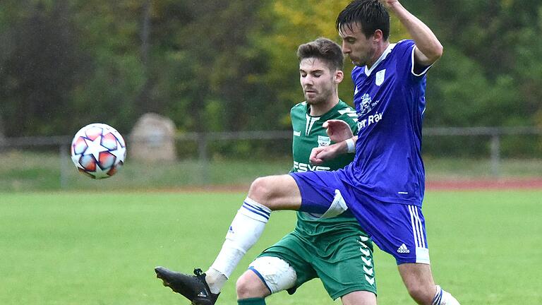 Tobias Kröckel (rechts) vom TSV Münnerstadt ist vor Leon Brand vom TSV Großbardorf II am Ball.