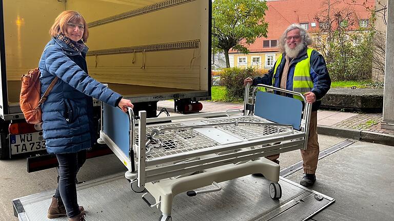 Anja Baier und Ralf Eisermann (Ukraine-Hilfe Karlstadt) beim Einladen der Betten an der Uniklinik. Anja Baier und Ralf Eisermann (Ukraine-Hilfe Karlstadt) beim Einladen der Betten an der Uniklinik.