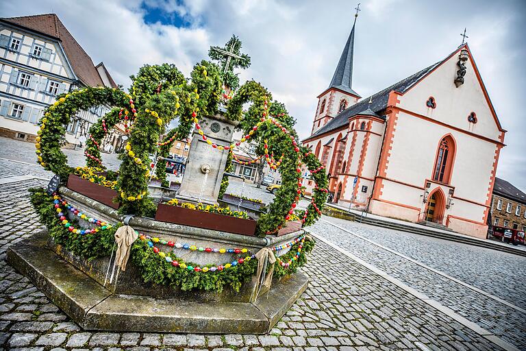 Eine der prächtigsten Kronen im Landkreis hat der Osterbrunnen auf dem Hofheimer Marktplatz.