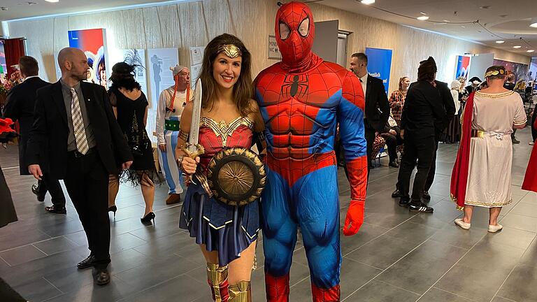 Sascha und Daniela Genders haben sich als Super Woman und Spiderman verkleidet.
