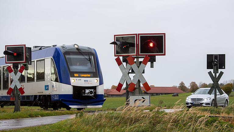 Regionalzug in Oberbayern       -  Die Bahnstrecke bis an den Tegernsee soll endlich elektrifiziert werden, ein neues Konzept soll auch mehr Passagiere bedienen können.