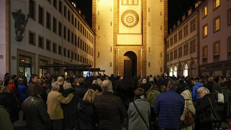 Alljährlich kommen am 16. März mehrere hundert Menschen vor den Kiliansdom, um dort zum Zeitpunkt des Bombenangriffs dem Mahnläuten der Würzburger Kirchenglocken zuzuhören.