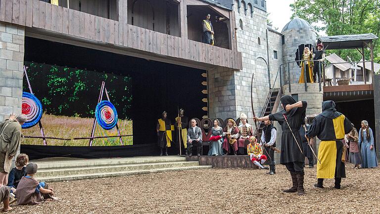 Das Bogenturnier beim 'Robin Hood'-Theaterstück wird mit Videoclips auf der LED-Wand in der Innenbühne kombiniert.