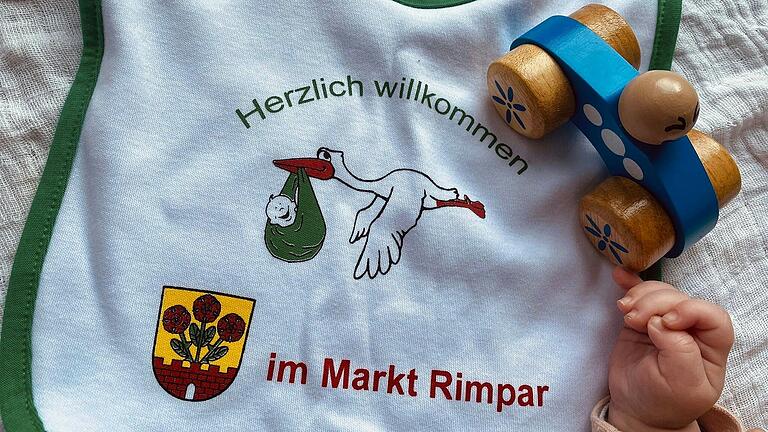 Neben vielen Informationen zum Familienstützpunkt und zur Babyentwicklung und Unterstützung dieser im ersten Lebensjahr war auch  auch ein Lätzchen und ein Spielzeugauto aus dem Rimparer FairTrade-Laden in der Willkommenstüte zu finden.