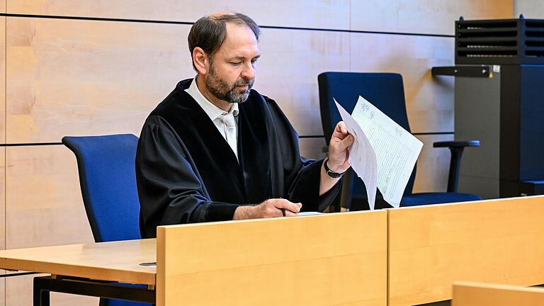 Oberstaatsanwalt Thorsten Seebach hat im Prozess um die Ermordung eines türkischen Gastwirts vor 26 Jahren in Würzburg jetzt einen Kronzeugen präsentiert: einen Häftling, dem der angeklagte Sohn die Schüsse gestanden haben soll. Oberstaatsanwalt Thorsten Seebach hat im Prozess um die Ermordung eines türkischen Gastwirts vor 26 Jahren in Würzburg jetzt einen Kronzeugen präsentiert: einen Häftling, dem der angeklagte Sohn die Schüsse gestanden haben soll. 