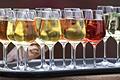 Gläser, frisch gefüllt mit Wein - auf der Alten Mainbrücke in Würzburg gab es diesen Schoppen im Oktober 2020 zu kaufen.