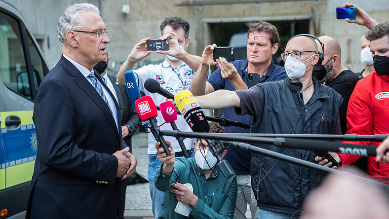 Main-Post-Reporter Thomas Fritz (Dritter von links) am Freitagabend bei der kurzfristig anberaumten Pressekonferenz mit Innenminister Joachim Herrmann. Main-Post-Reporter Thomas Fritz (Dritter von links) am Freitagabend bei der kurzfristig anberaumten Pressekonferenz mit Innenminister Joachim Herrmann.