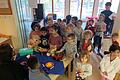 Mit den ausgesuchten Spielzeugen stehen die Kindergartenkinder an der Kasse an. Sie haben ein Spielzeug zum Verkauf angeboten, um zu teilen wie St.Martin. Der Erlös geht an die Mürschter Knopfkiste. Foto: Thomas Malz       -  Mit den ausgesuchten Spielzeugen stehen die Kindergartenkinder an der Kasse an. Sie haben ein Spielzeug zum Verkauf angeboten, um zu teilen wie St.Martin. Der Erlös geht an die Mürschter Knopfkiste. Foto: Thomas Malz