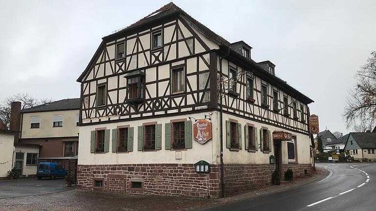 Der traditionsreiche Gasthof Adler an der Steinbacher Ortsdurchfahrt ist seit rund 200 Jahren in Familienbesitz. Nun hat sich Eigentümer und Wirt Raimund Freund dazu entschieden, das Anwesen zu verkaufen. Schon bald sollen dort der Umbau beginnen und ein neues Wohngebäude entstehen. Der traditionsreiche Gasthof Adler an der Steinbacher Ortsdurchfahrt ist seit rund 200 Jahren in Familienbesitz. Nun hat sich Eigentümer und Wirt Raimund Freund dazu entschieden, das Anwesen zu verkaufen. Schon bald sollen dort der Umbau beginnen und ein neues Wohngebäude entstehen.