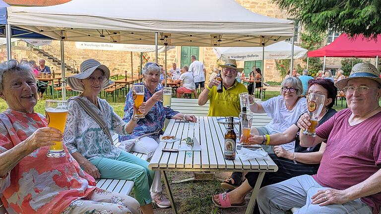 Auf dem Salinenfest lernt man sich schnell kennen wie diese Urlauber aus Aschaffenburg und Berlin.       -  Auf dem Salinenfest lernt man sich schnell kennen wie diese Urlauber aus Aschaffenburg und Berlin.