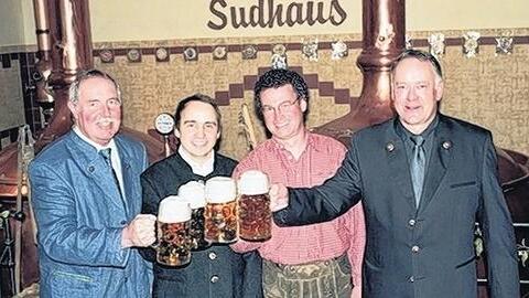 Hans Haug, Geschäftsführer der Würzburger Hofbräu, Festwirt Michael Hahn, Projektleiter Michael Schmid und Braumeister Gerhard Winnwa stoßen auf ein erfolgreiches Kilianifest 2009 an.