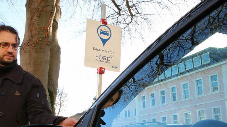 'Ka'-Standort in der Theresienstraße. Der Nutzer hält die Karte an die Windschutzscheibe... Fotos: Markus Klein       -  'Ka'-Standort in der Theresienstraße. Der Nutzer hält die Karte an die Windschutzscheibe... Fotos: Markus Klein