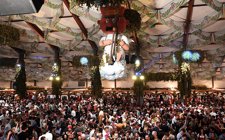 Das Hofbräuzelt auf dem Münchner Oktoberfest. Alle Bierzeltbetreiber müssen sich verpflichten, kein diskriminierendes Liedgut auf ihren Bühnen zu dulden.