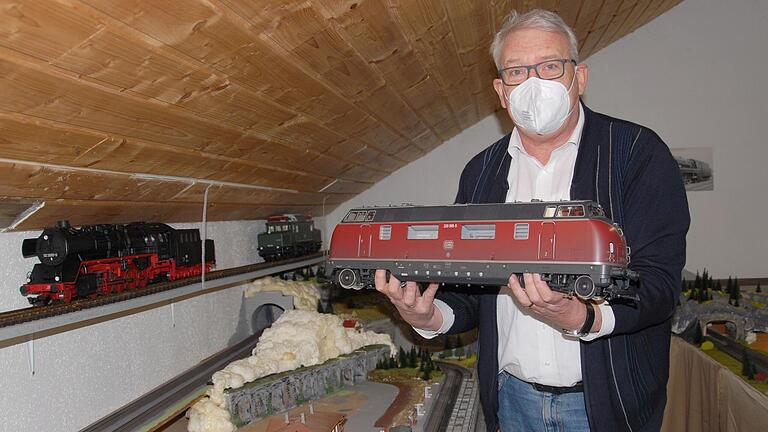 Thilo Dreher, Vorsitzender der Kitzinger Eisenbahnfreunde, präsentiert im Dachboden seines Wohnhauses in Wiesenbronn das Modell der bekanntesten deutschen Diesellok V 200 in Spurgröße G mit volldigitaler Ausstattung.