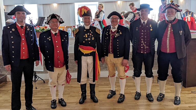 Tracht war Trumpf beim Festkommers zum 100-jährigen Bestehen des Sennfelder Trachtenvereins, hier mit (von links) Bürgermeister Oliver Schulze und Vereinsvorsitzendem Helmut Büschel.