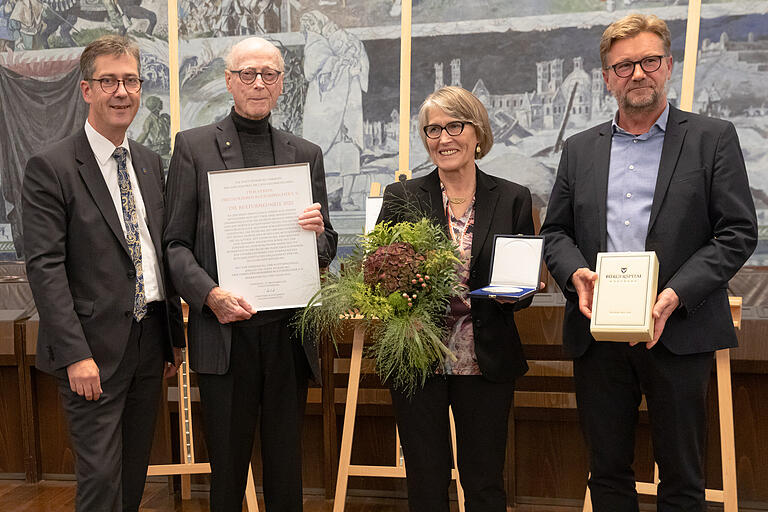 Verleihung der Medaille und Urkunde an den Freundeskreis Kulturspeicher (von links): Christian Schuchardt (OB der Stadt Würzburg), Gert Fricke (Ehrenvorsitzender), Reinhildis Wolters-Erauw (Vorstand) und Achim Könnecke (Kulturreferent der Stadt Würzburg). Verleihung der Medaille und Urkunde an den Freundeskreis Kulturspeicher (von links): Christian Schuchardt (OB der Stadt Würzburg), Gert Fricke (Ehrenvorsitzender), Reinhildis Wolters-Erauw (Vorstand) und Achim Könnecke (Kulturreferent der Stadt Würzburg).