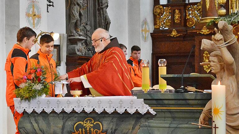 Den Gottesdienst zelebrierte Pater Korbinian, Guardian am Kloster Kreuzberg. Seine Ministranten waren Forstwirtauszubildende.       -  Den Gottesdienst zelebrierte Pater Korbinian, Guardian am Kloster Kreuzberg. Seine Ministranten waren Forstwirtauszubildende.