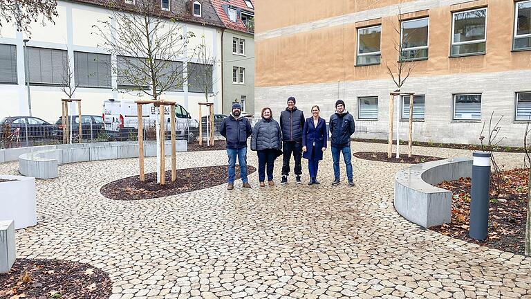 Bürgermeisterin Judith Roth-Jörg (Zweite von rechts) ist stolz auf ihr Team im Fachbereich Schule, das mit vergleichsweise geringen Mitteln den Orpheusplatz umgestaltete (von links): Florian Baumeister, Maria Holler (Leiterin Fachabteilung Technik FB Schule), Wirsberg-Hausmeister Michael Mehring und Hannes Walter.