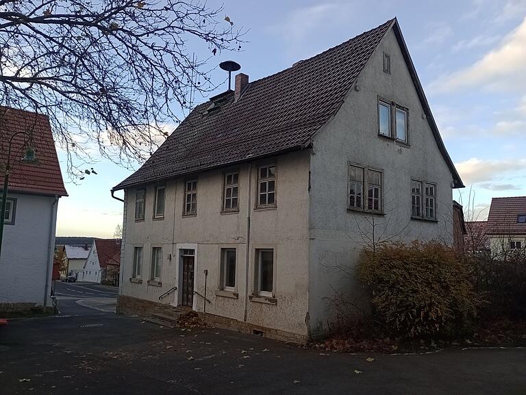 Im Gegensatz zum Amt für Denkmalpflege sieht der Stadtlauringer Gemeinderat die alte Schule in Ballingshausen als nicht erhaltenswert an. Er möchte sie zur Neugestaltung des Innenortplatzes mit freier Sicht auf das Gotteshaus abreißen.