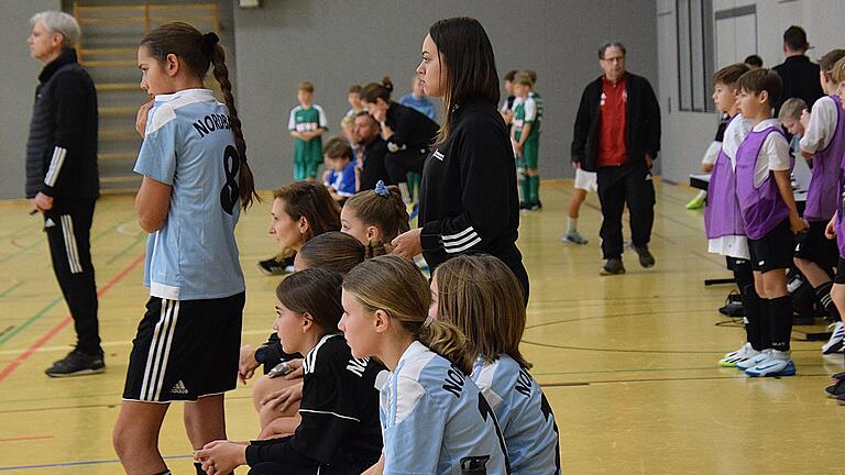 Stützpunkt-Vergleich in Hammelburg - Jule Betz (stehend) und Melanie Schweizer betreuten die Regionalauswahl der Juniorinnen. Stützpunkt-Vergleich in Hammelburg - Jule Betz (stehend) und Melanie Schweizer betreuten die Regionalauswahl der Juniorinnen.