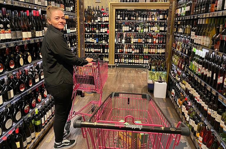 Mitarbeiterin Selina Ivey ist zwar Single, aber vor allem für das Foto mit dem auffällig pinken Wagen im Supermarkt unterwegs. Mitarbeiterin Selina Ivey ist zwar Single, aber vor allem für das Foto mit dem auffällig pinken Wagen im Supermarkt unterwegs.