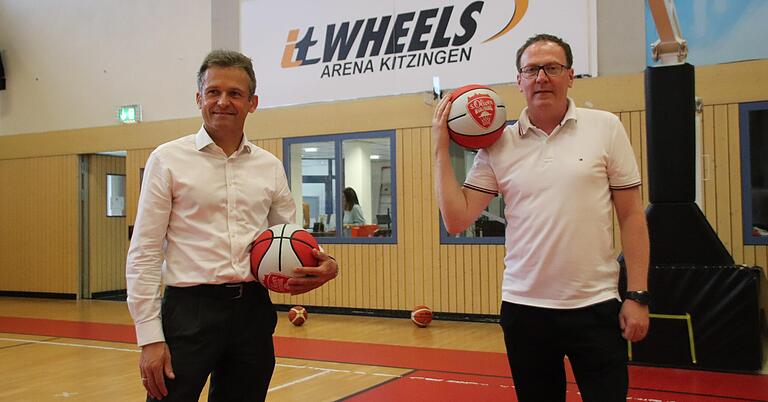 Der IHK-Gremialausschuss Kitzingen besuchte am Dienstag die Sporthalle itWheels Arena im Innopark Kitzingen. IHK-Ausschuss-Vorsitzender Stefan Möhringer (links) und itWheels-Arena-Betreiber Jochen Freier warfen zum Aufwärmen ein paar Basketbälle. Der IHK-Gremialausschuss Kitzingen besuchte am Dienstag die Sporthalle itWheels Arena im Innopark Kitzingen. IHK-Ausschuss-Vorsitzender Stefan Möhringer (links) und itWheels-Arena-Betreiber Jochen Freier warfen zum Aufwärmen ein paar Basketbälle.