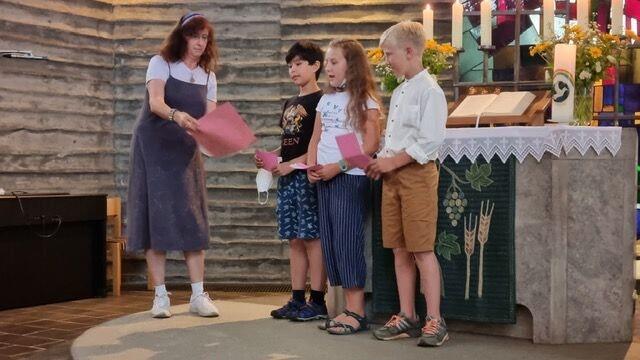 Auf dem Foto von links Lehrerin Sibylle Emmerling, Kinder.