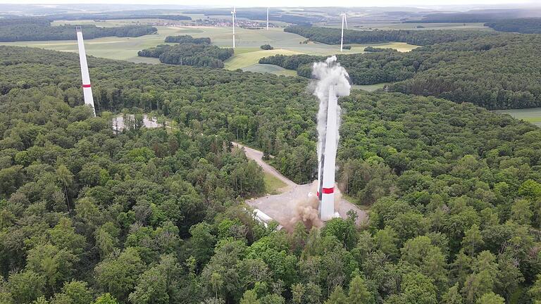 Am Donnerstag wurde der zweite der drei Windrad-Türme bei Fuchsstadt gesprengt. Im Hintergrund sind die Gauaschacher Windräder und Gauaschach zu erkennen.       -  Am Donnerstag wurde der zweite der drei Windrad-Türme bei Fuchsstadt gesprengt. Im Hintergrund sind die Gauaschacher Windräder und Gauaschach zu erkennen.