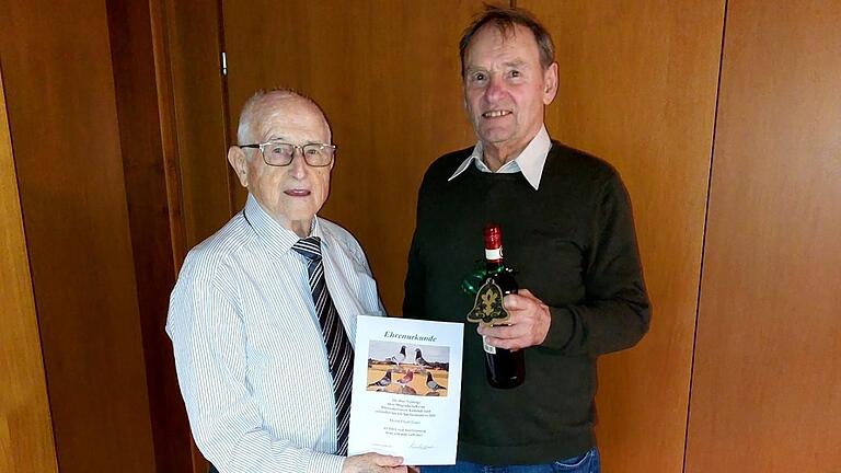 Seit 1948 ist Franz Obert aus Karlstadt (links) Mitglied des Brieftaubenvereins Karlstadt. Vorsitzender Hans Csapo gratulierte ihm mit einer Urkunde und einem Weinpräsent.&nbsp;