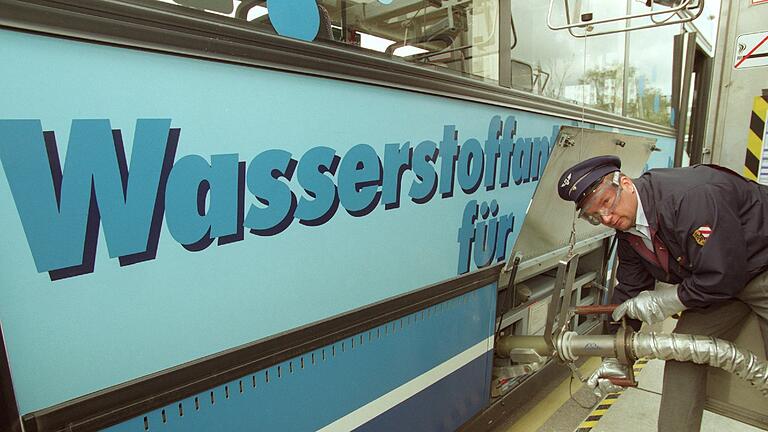 Mit Wasserstoff fahren ist technisch längst machbar, war aber sozusagen in der Versenkung verschwunden. Dieses Bild, als in München ein erster städtischer Linienbus mit Flüssigwasserstoff betankt wurde, stammt aus dem Jahr 1997. Erst in jüngster Zeit wird die Technologie wieder aus der Schublade geholt. Vor allem im ÖPNV und im Transportwesen hat der energetisch ergiebige Wasserstoff deutliche Vorteile gegenüber der E-Mobilität.