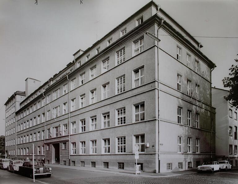 Die klassische Ansicht des Krankenhauses St. Josef Ecke Ludwigstraße/Friedenstraße. Das undatierte Bild stammt aus den 1960er-Jahren.