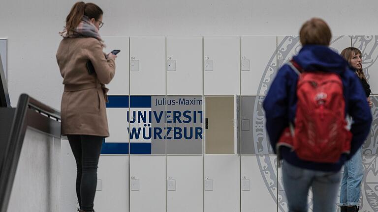 Viele Studierende haben nach einem Jahr Online-Unterricht zum ersten Mal Präsenzunterricht an der Universität Würzburg.