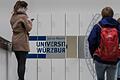Viele Studierende haben nach einem Jahr Online-Unterricht zum ersten Mal Präsenzunterricht an der Universität Würzburg.