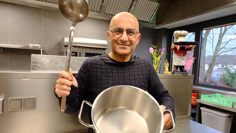 Mustapha Houneineh ist Koch in der Herbert-Meder-Schule der Lebenshilfe in Unsleben. Der Libanese hat nach Stationen in den USA und deutschen Großstädten in Mellrichstadt und Unsleben seinen Lebensmittelpunkt gefunden. Mustapha Houneineh ist Koch in der Herbert-Meder-Schule der Lebenshilfe in Unsleben. Der Libanese hat nach Stationen in den USA und deutschen Großstädten in Mellrichstadt und Unsleben seinen Lebensmittelpunkt gefunden.