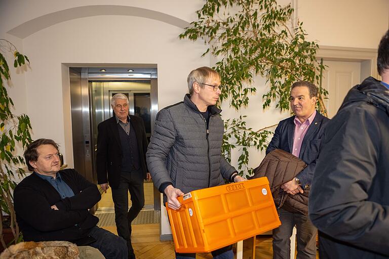 In großen orangefarbenen Kisten trafen die Stimmzettel aus der Urnen- und der Briefwahl nacheinander im VG-Gebäude in Hofheim ein. In großen orangefarbenen Kisten trafen die Stimmzettel aus der Urnen- und der Briefwahl nacheinander im VG-Gebäude in Hofheim ein.